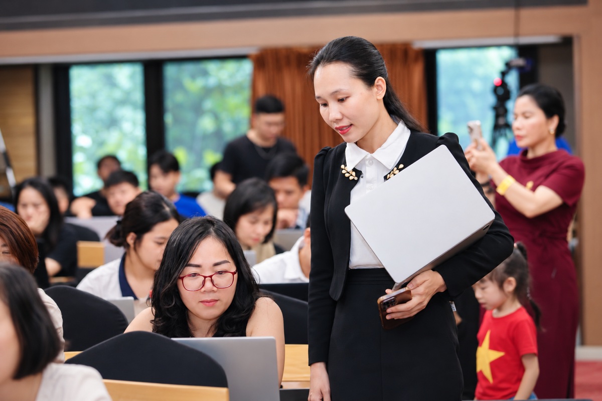 Nguyễn Huyền Kita cùng học viên