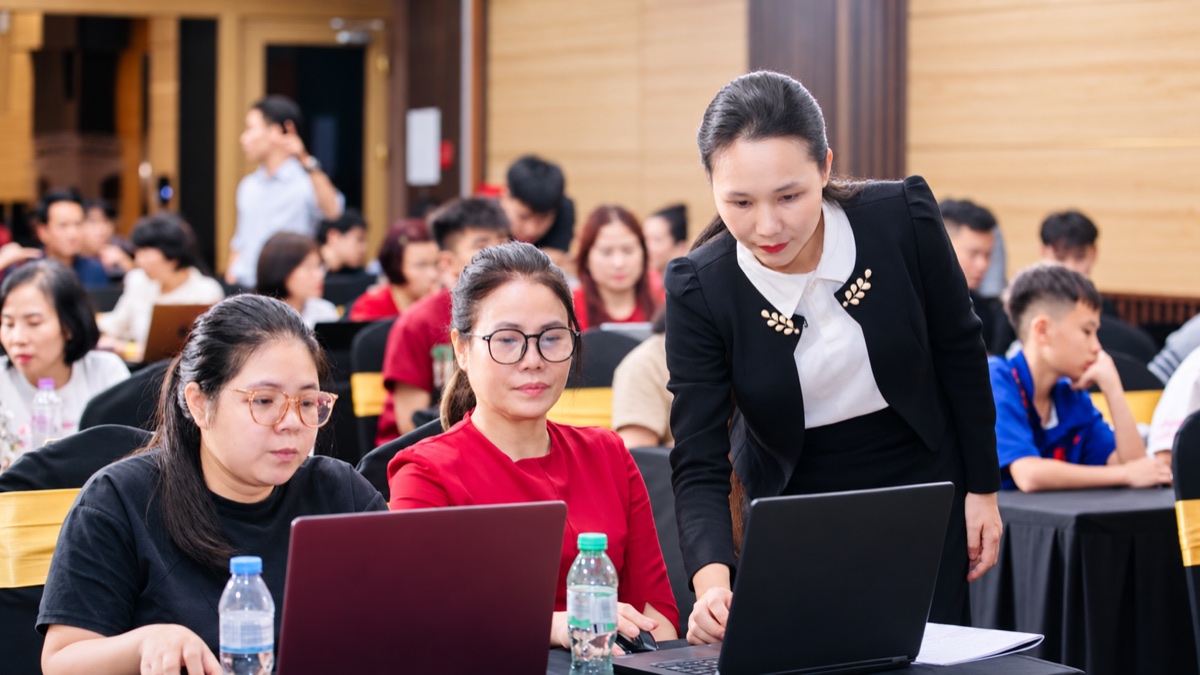 Nguyễn Huyền Kita cùng học viên