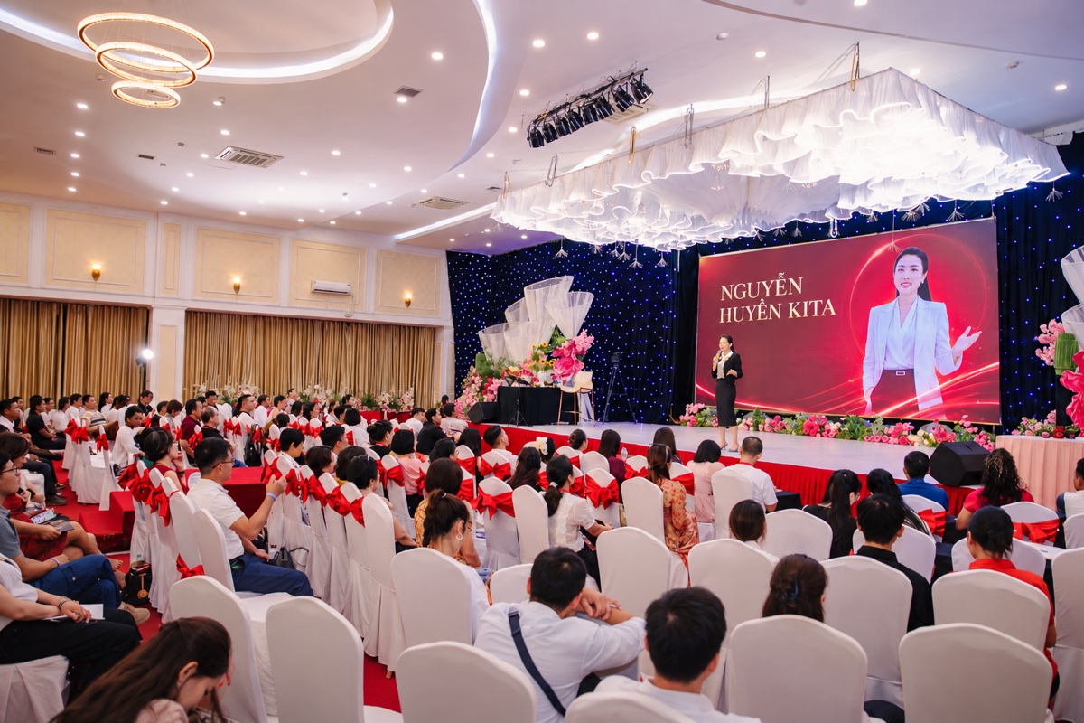 Nguyễn Huyền Kita cùng học viên