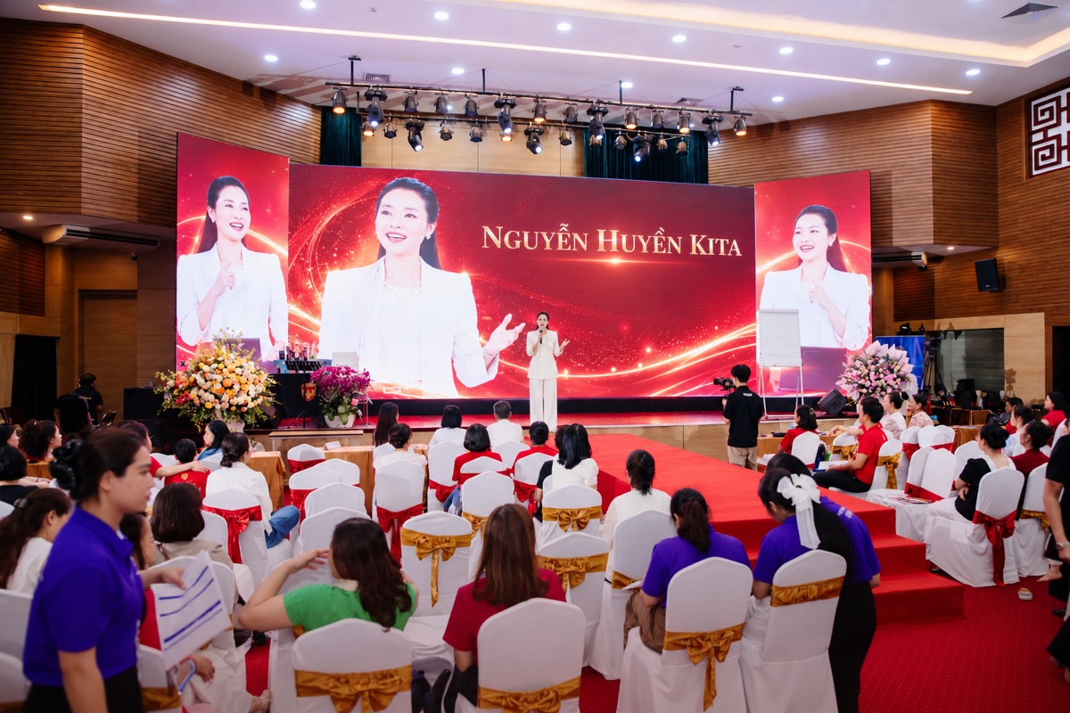 Nguyễn Huyền Kita cùng học viên