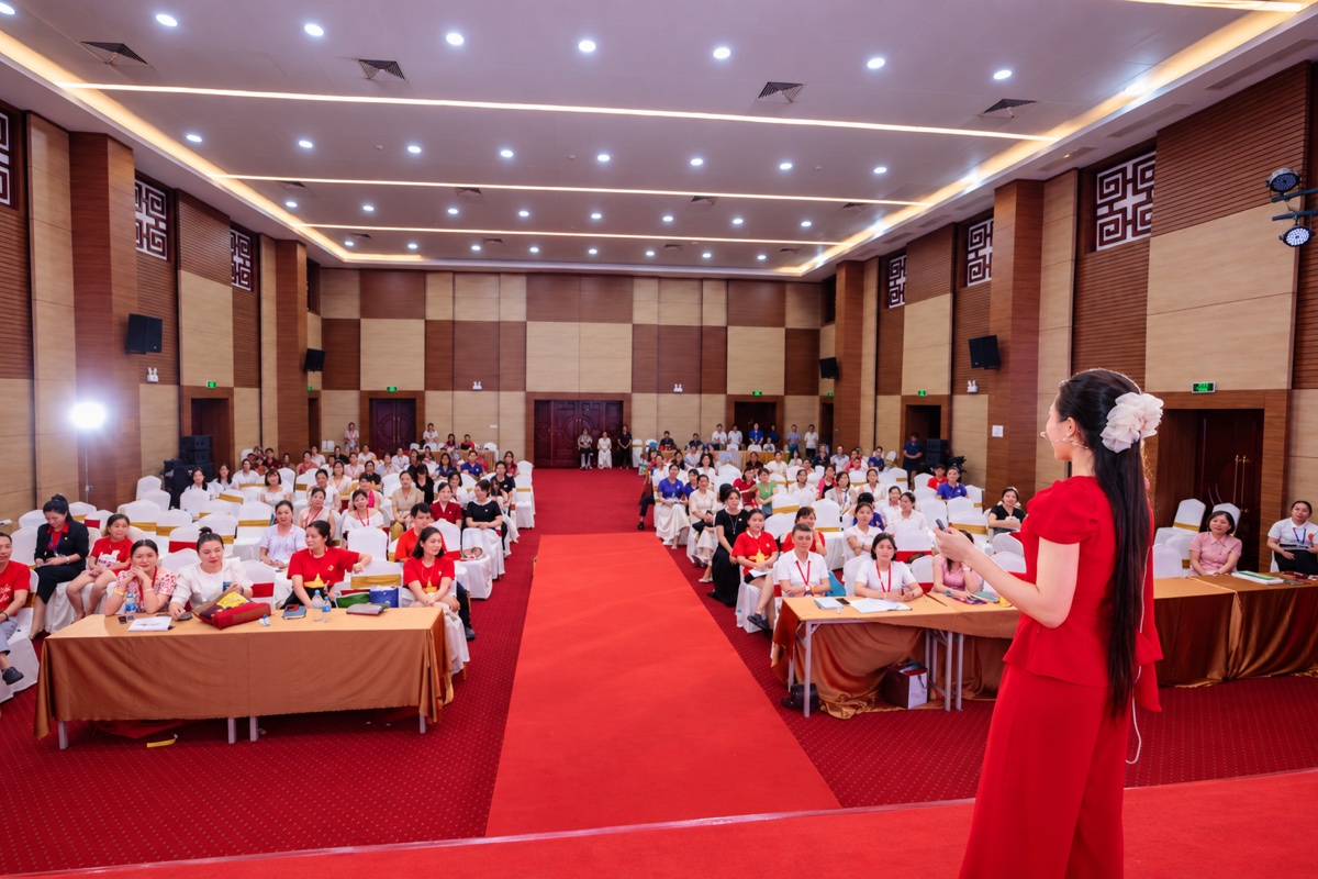 Nguyễn Huyền Kita cùng học viên
