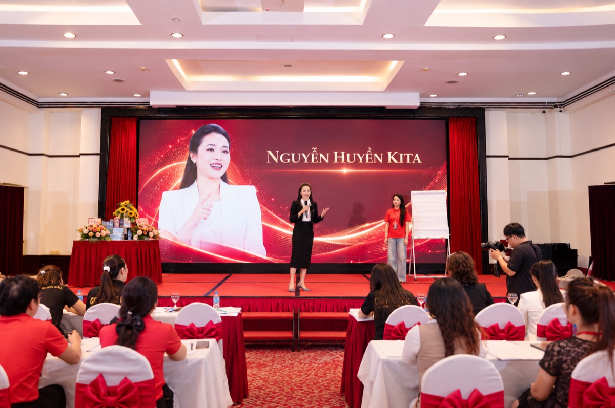 Nguyễn Huyền Kita cùng học viên