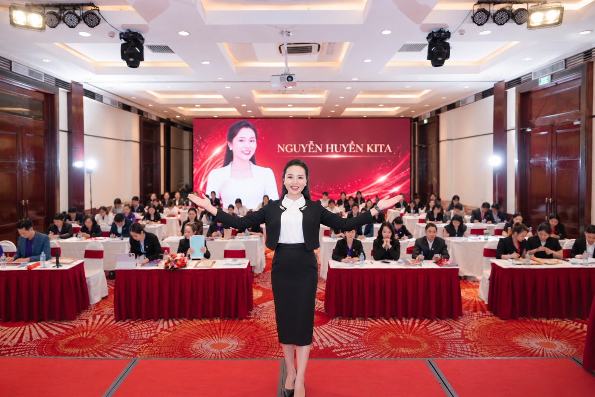 Nguyễn Huyền Kita cùng học viên