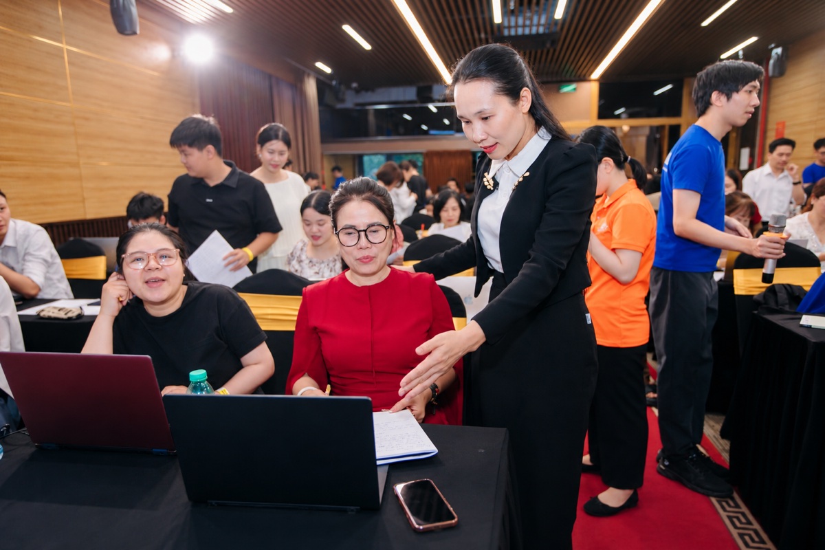 Nguyễn Huyền Kita cùng học viên